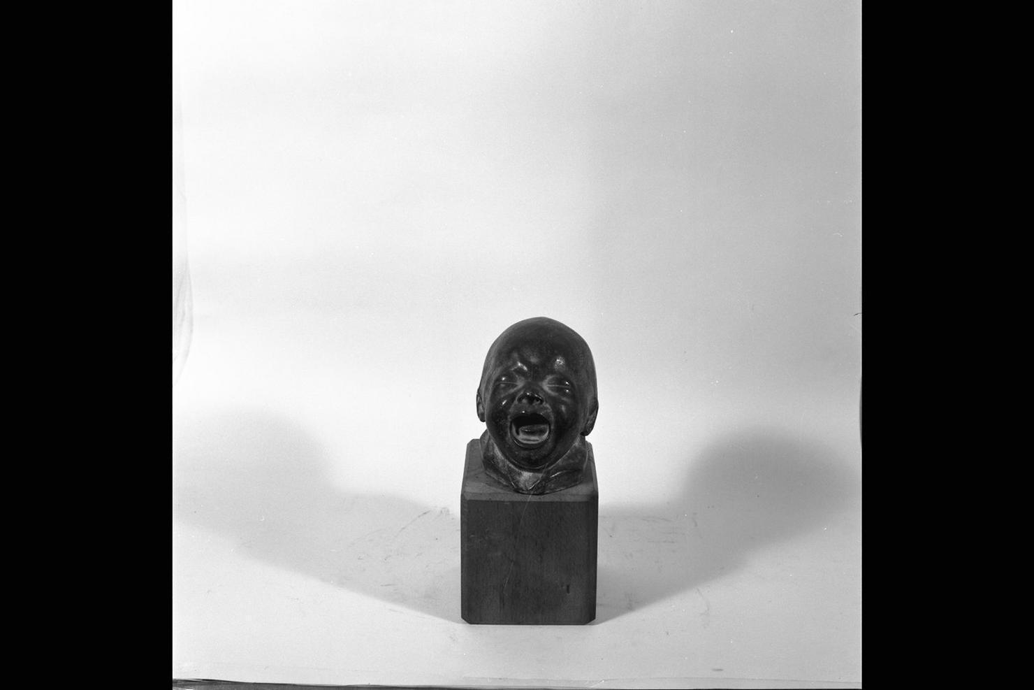 Neonato piangente, testa di bambino (scultura) di Martinez Gaetano (sec. XX)