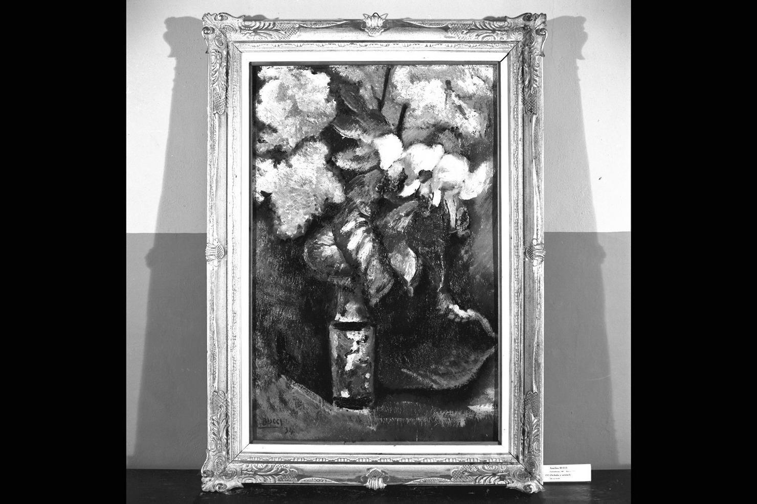Orchidee e serenelle, vaso con fiori (dipinto) di Bucci Anselmo (sec. XX)