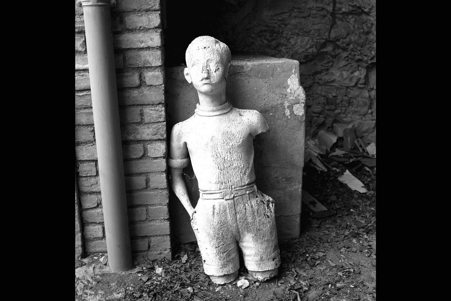 bambino con le mani in tasca (scultura) di Biancini Angelo (sec. XX)