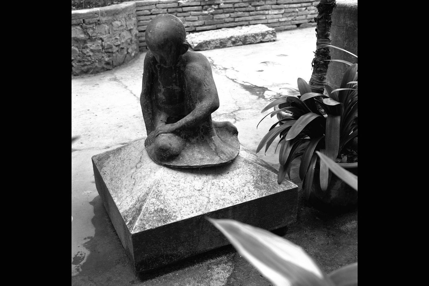 Bimbo derelitto, figura maschile seduta (scultura) di Biancini Angelo (sec. XX)