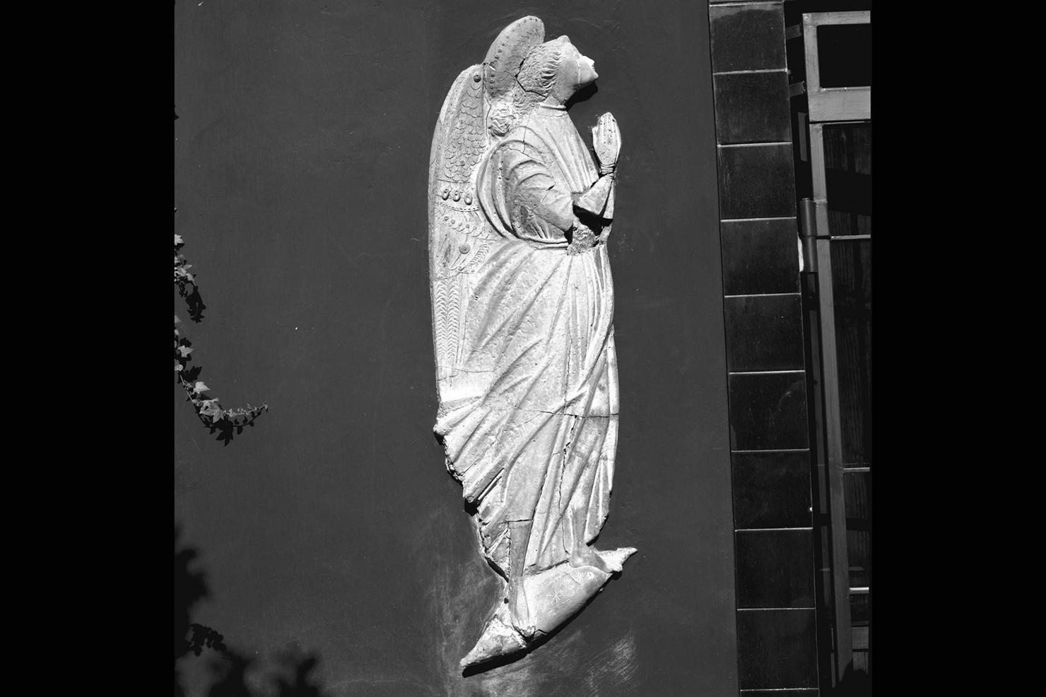 angelo custode (rilievo) di Biancini Angelo (sec. XX)