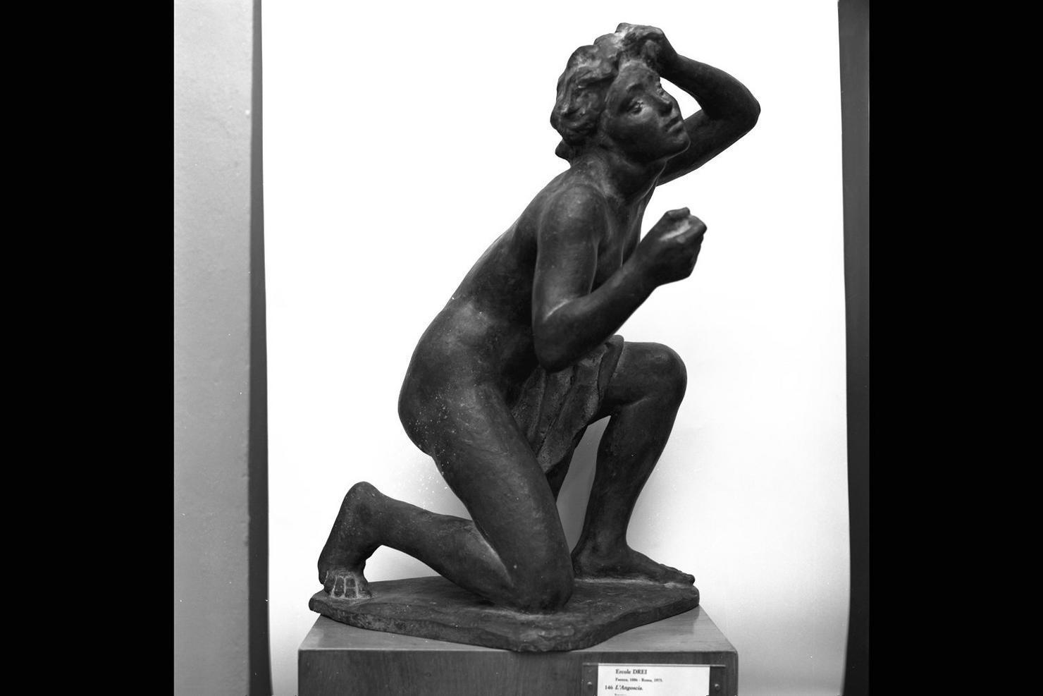 L'angoscia, figura femminile inginocchiata (scultura) di Drei Ercole (sec. XX)