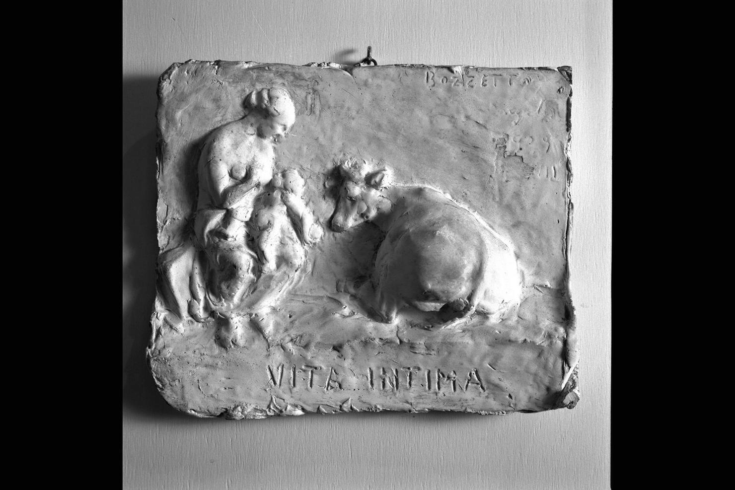 Vita intima, figura femminile con bambino e animale (rilievo) di De Angelis Giuseppe (sec. XX)