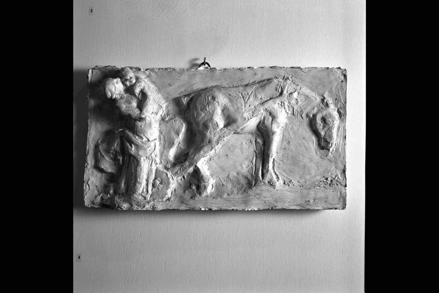 Cala la sera, figura femminile con bambino e animale (rilievo) di De Angelis Giuseppe (sec. XX)