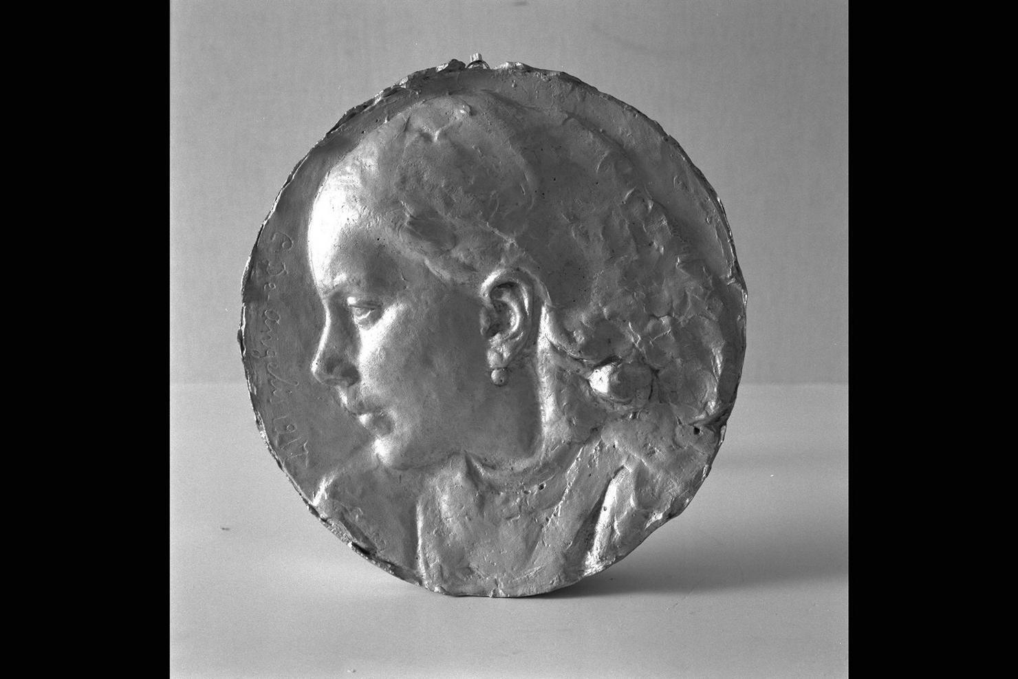 ritratto di fanciulla di profilo (rilievo) di De Angelis Giuseppe (sec. XX)