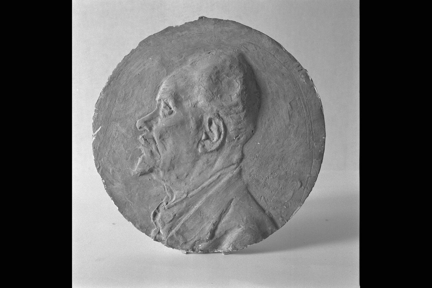 ritratto d'uomo di profilo (rilievo) di De Angelis Giuseppe (sec. XX)