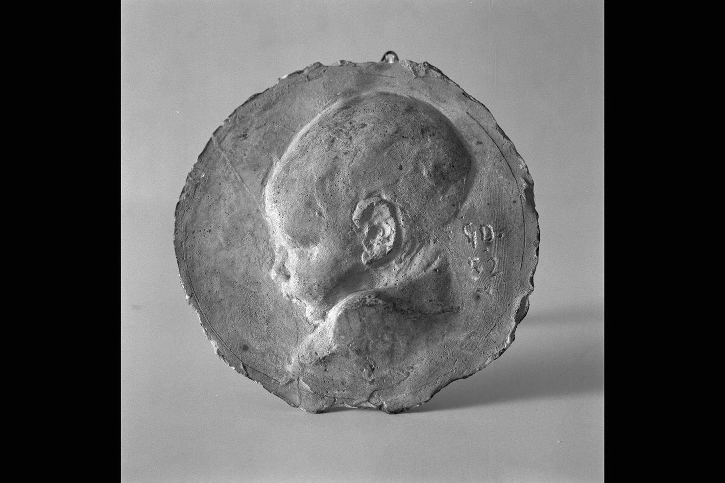 testa di bambino di profilo (rilievo) di De Angelis Giuseppe (sec. XX)