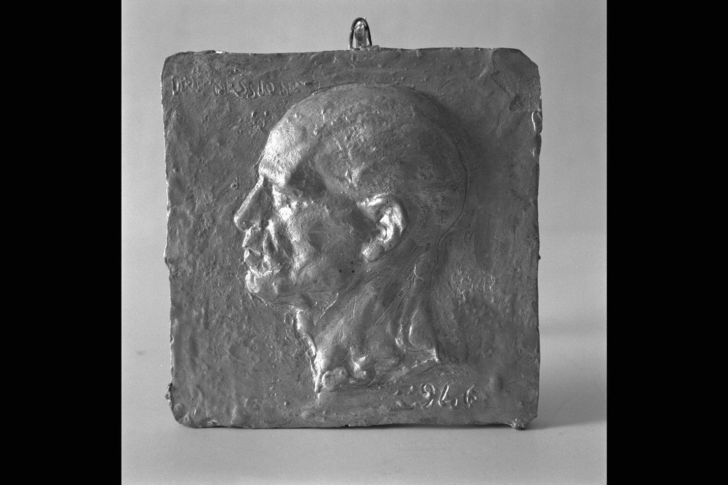 ritratto di Pennesi di profilo (rilievo) di De Angelis Giuseppe (sec. XX)