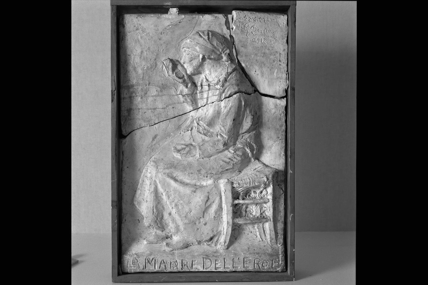 La madre dell'eroe, ritratto di donna anziana seduta (rilievo) di De Angelis Giuseppe (sec. XX)