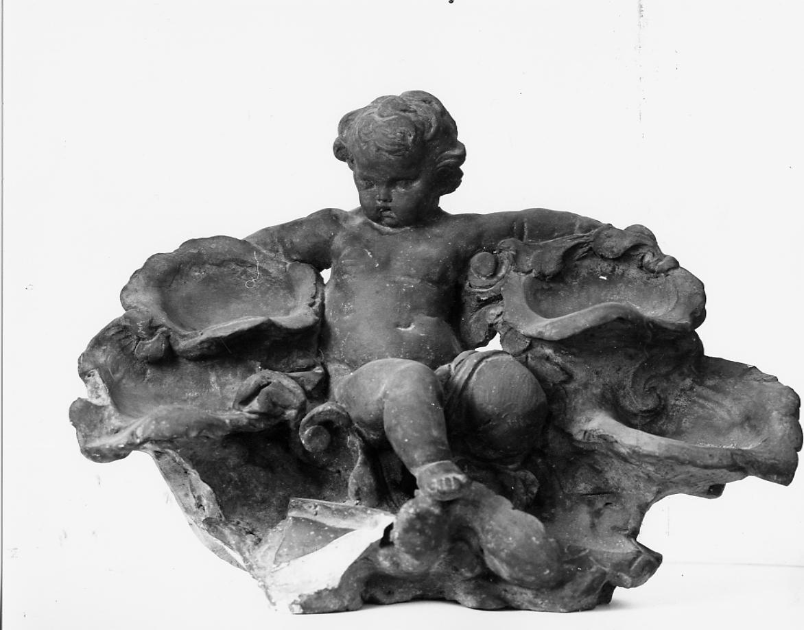 putto con conchiglie (gruppo scultoreo) di Paci Emidio (sec. XIX)