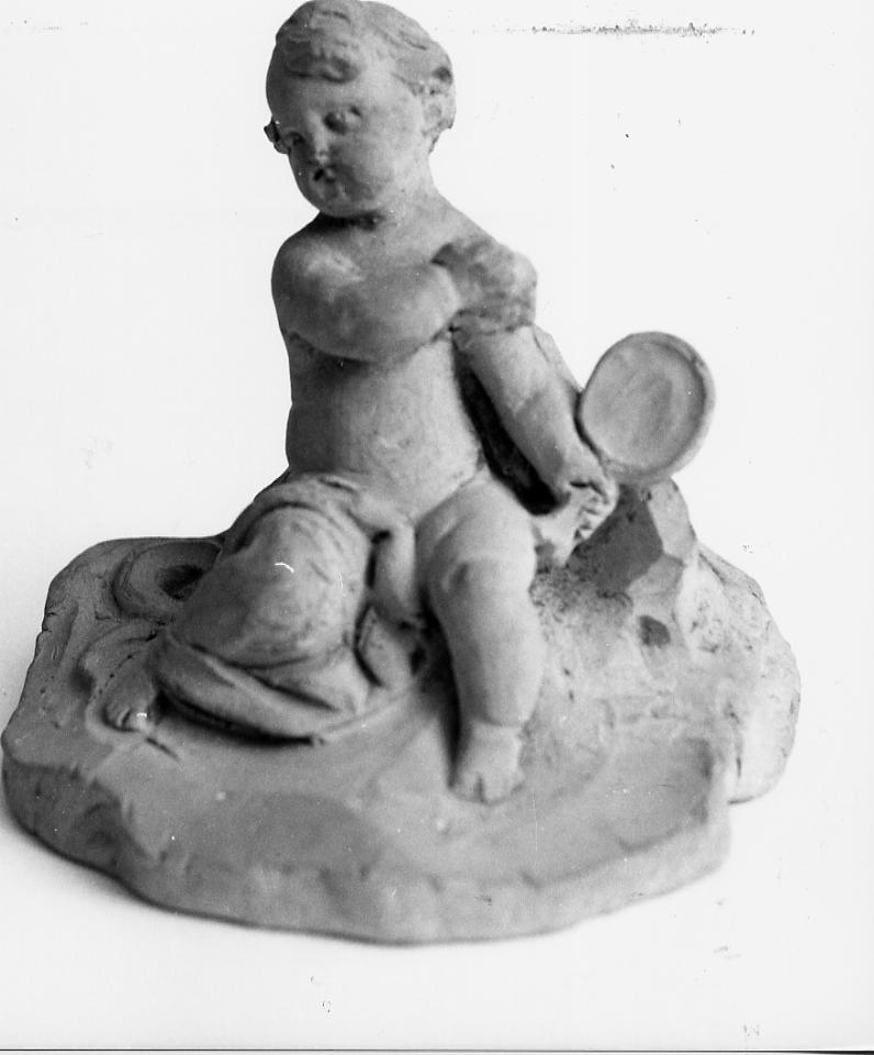putto seduto con specchio (scultura) di Paci Emidio (sec. XIX)