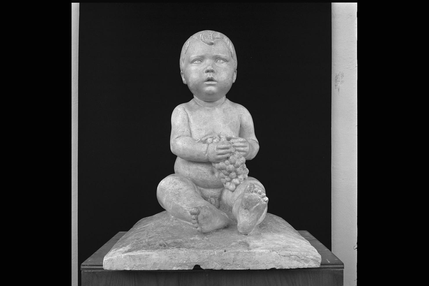 Bambino con grappolo d'uva, bambino con grappolo d'uva (scultura) di Gera Uno (sec. XX)