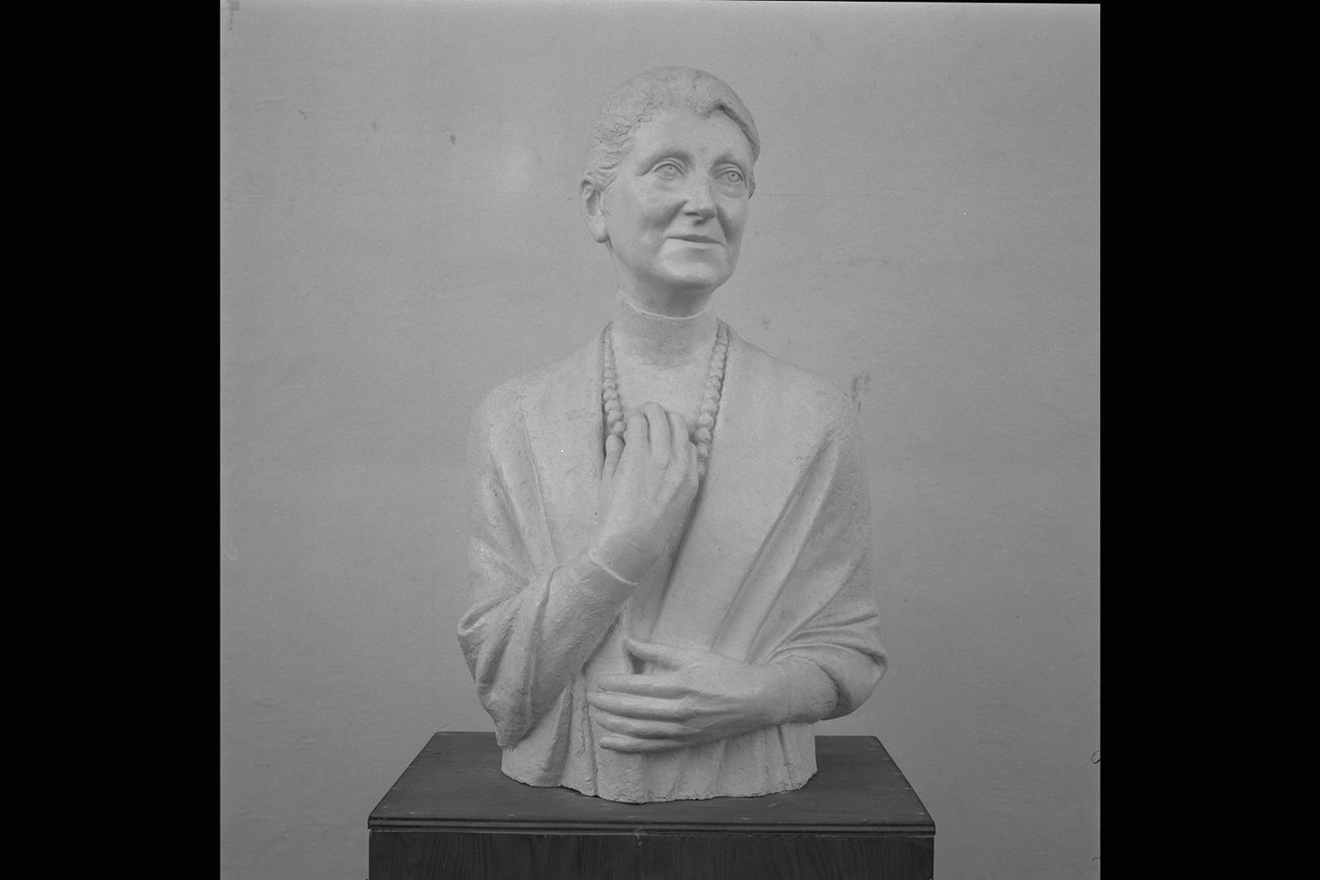 N. D. Paola Franchetti, ritratto di Paola Franchetti (scultura) di Gera Uno (sec. XX)