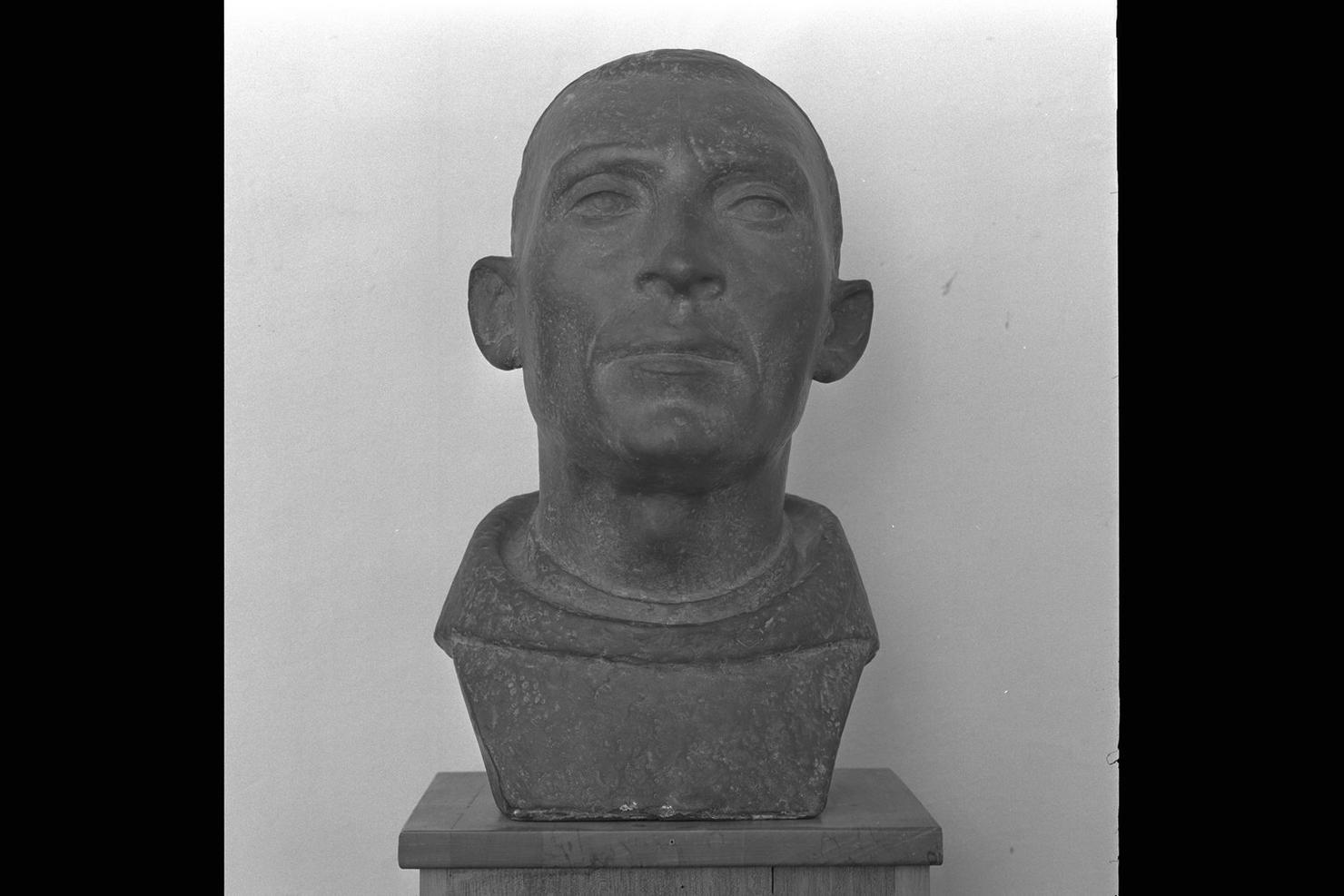 Ritratto del pittore Fra' Cristoforo Bovenzi, ritratto di Fra' Cristoforo Bovenzi (scultura) di Gera Uno (sec. XX)