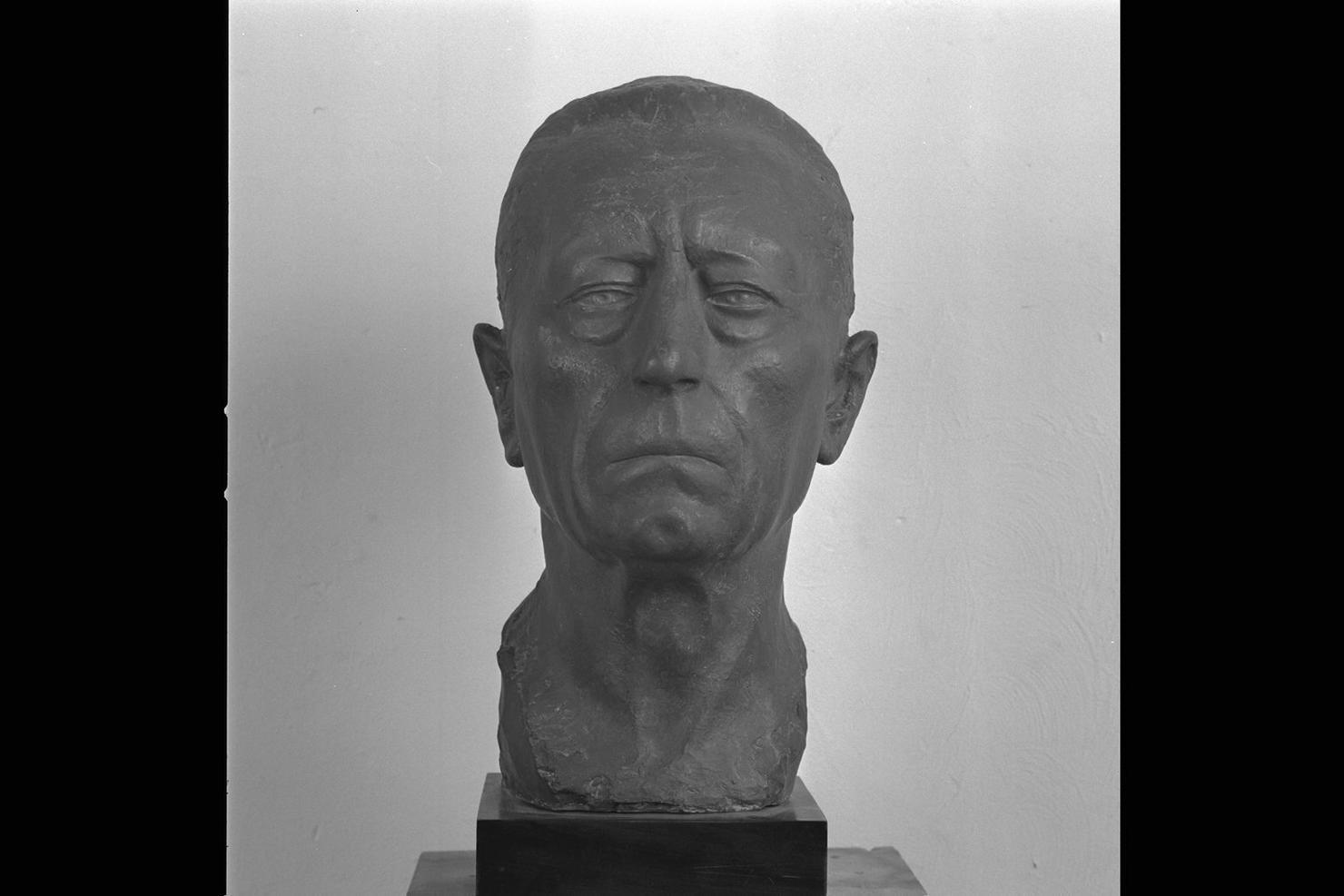 Autoritratto, ritratto di Uno Gera (scultura) di Gera Uno (sec. XX)
