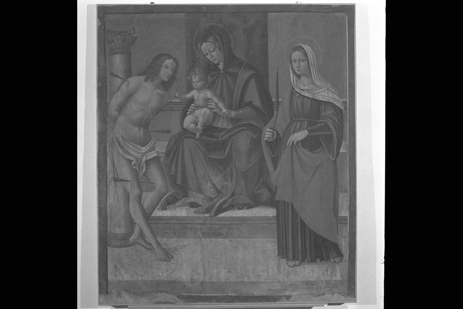 Madonna con Bambino tra San Sebastiano e Santa Vittoria (dipinto) di Pagani Vincenzo (sec. XVI)