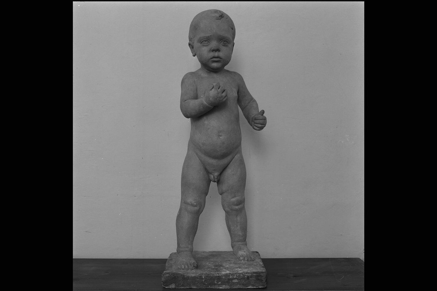 Primi passi, bambino (scultura) di Gera Uno (sec. XX)