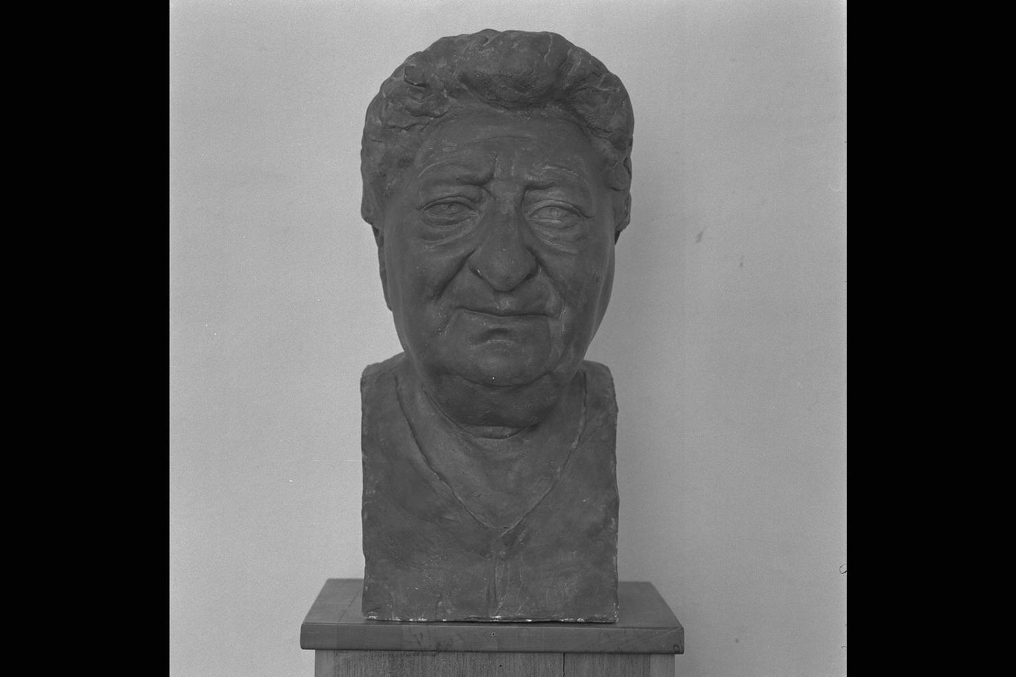 La Sora Virginia, tipo romanesco, testa femminile (scultura) di Gera Uno (sec. XX)