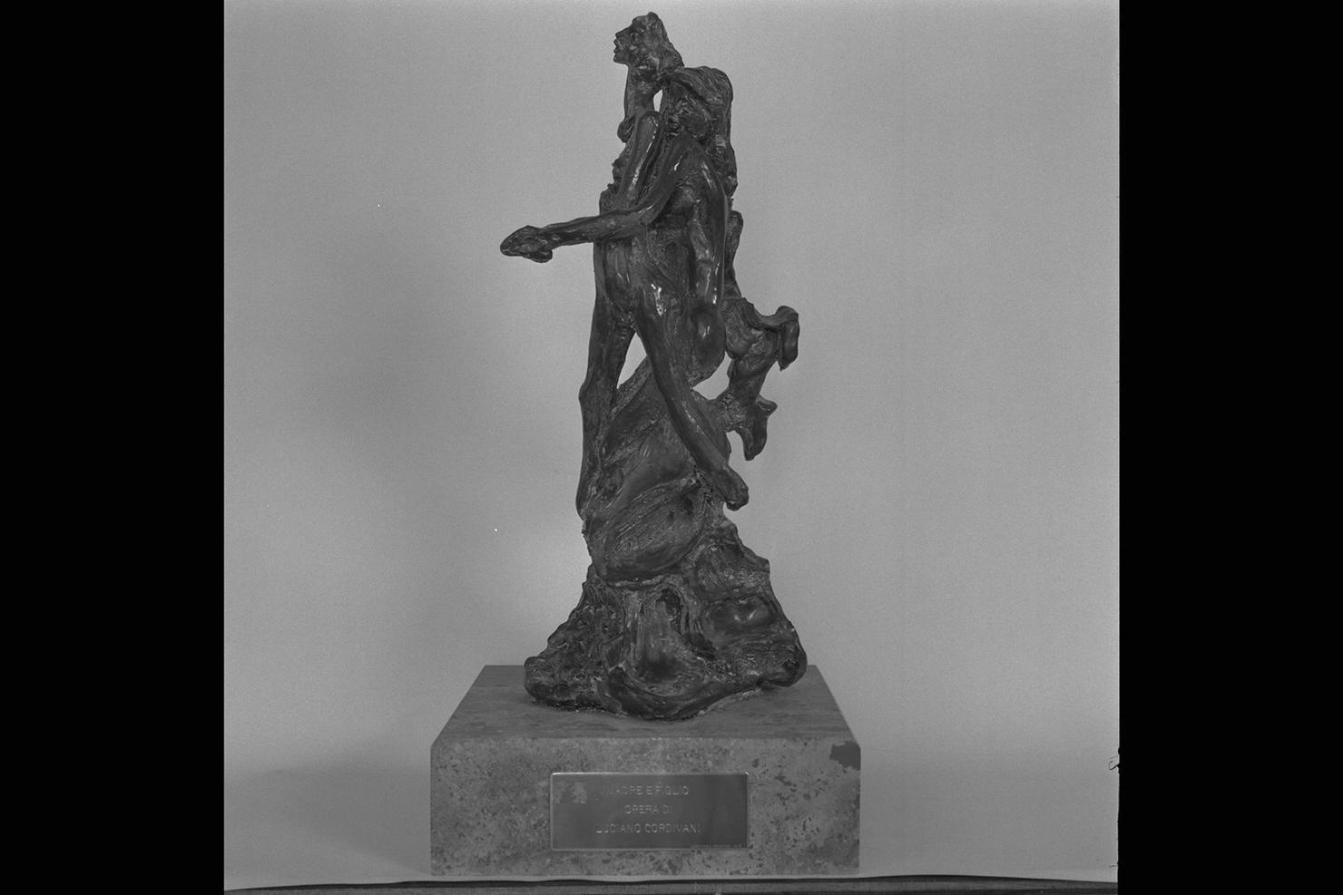 Madre e figlio, figure (scultura) di Cordivani Luciano (sec. XX)