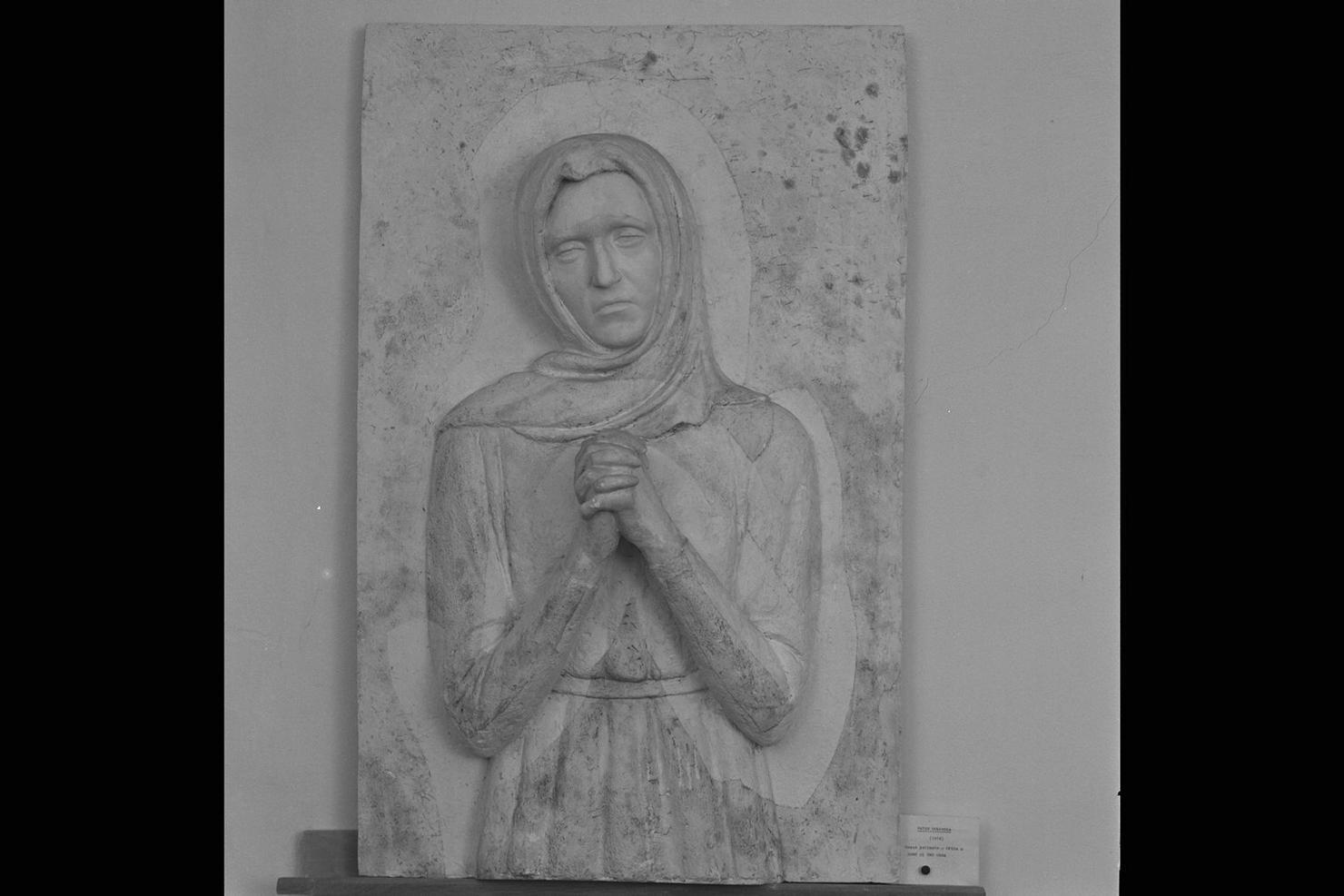 Virgo dolens, Madonna orante (rilievo) di Gera Uno (sec. XX)