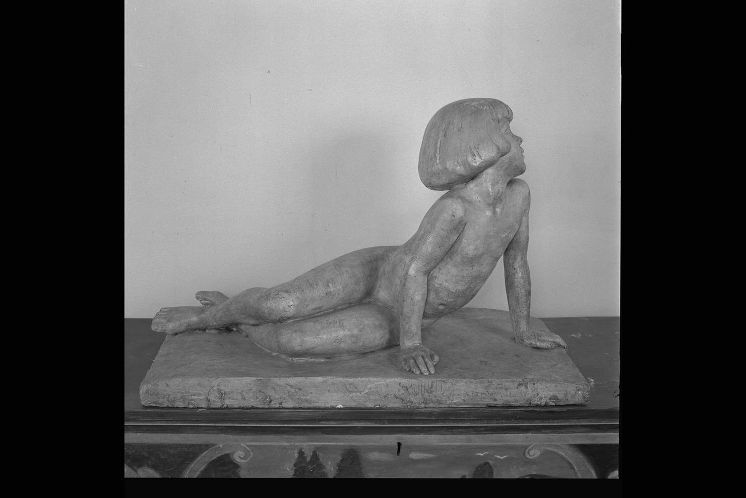 Bambina adagiata, nudo di bambina (scultura) di Gera Uno (sec. XX)