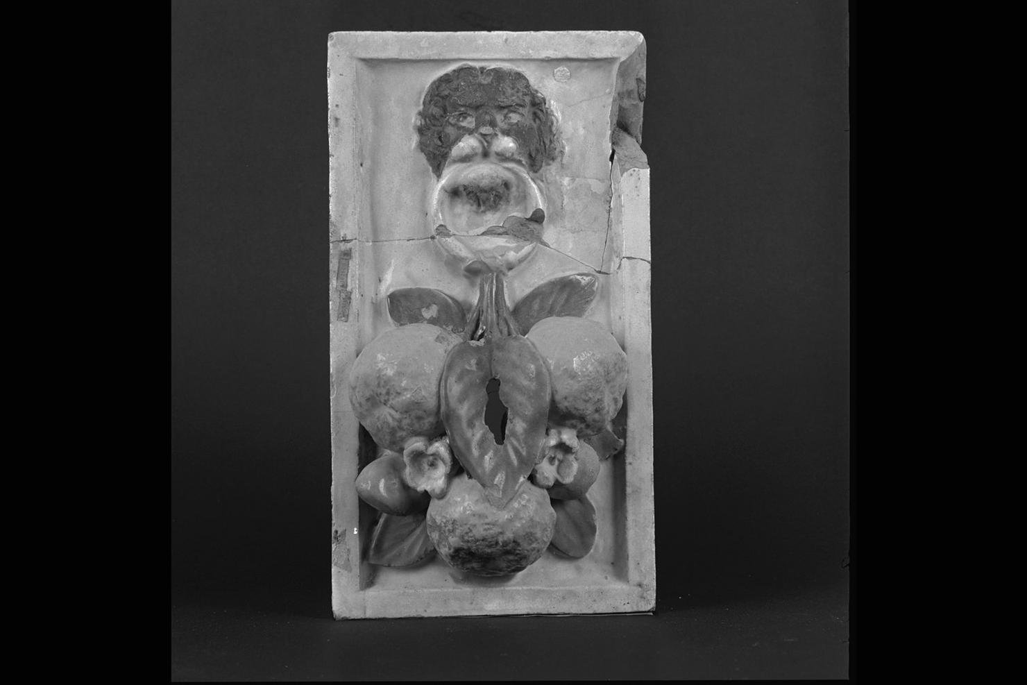 testa di leone con limoni e fiori (formella) di Della Robbia Mattia (sec. XVI)