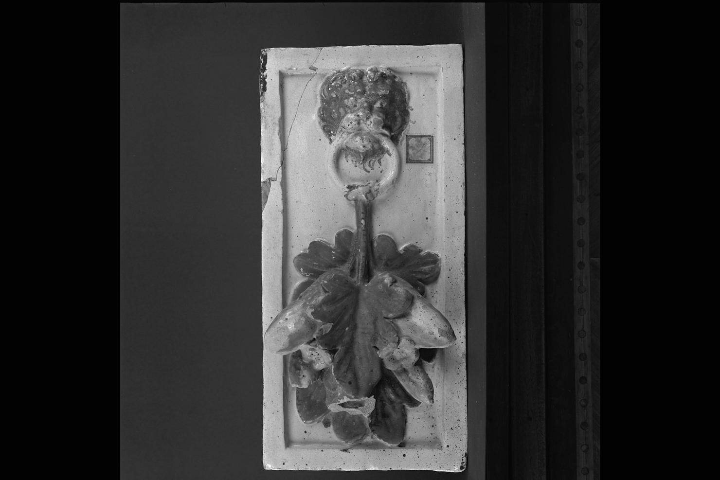 testa di leone con cetrioli e fiori (formella) di Della Robbia Mattia (sec. XVI)