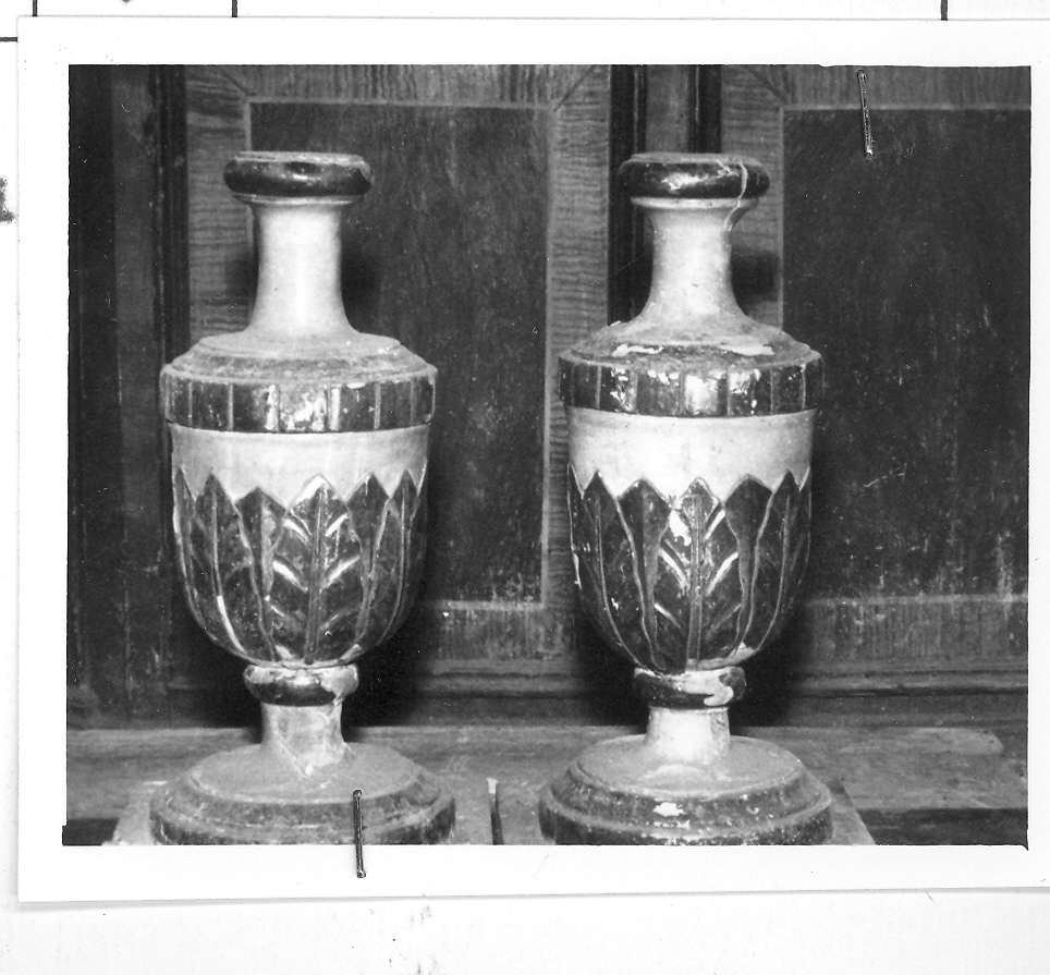 vaso d'altare con composizione floreale, coppia - bottega marchigiana (sec. XVIII)