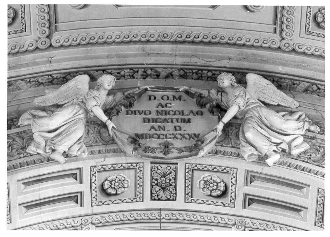 angeli reggicartiglio (decorazione plastica) - bottega marchigiana (sec. XIX)