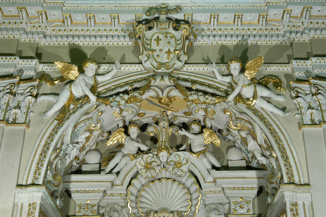 stemma gentilizio della famiglia Rossi con angeli reggifestone e motivi decorativi (decorazione plastica, elemento d'insieme) di Amantini Tommaso (sec. XVII)