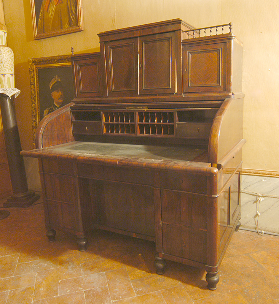 scrivania - con alzata - bottega Italia centrale (sec. XIX)