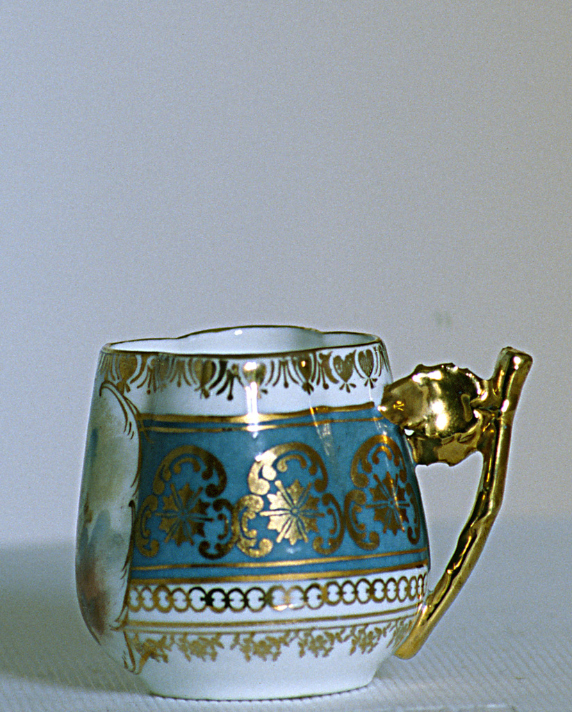 amorini con uva, nastri, arpa, aquila (tazzina, serie) - produzione europea (sec. XIX)