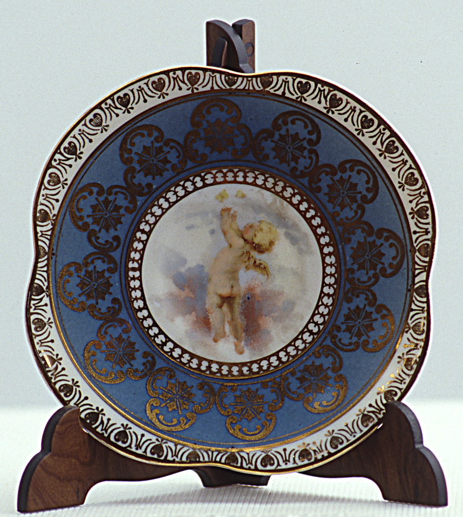 amorini con uva, nastri, arpa, aquila (piattino, serie) - produzione europea (seconda metà sec. XIX)