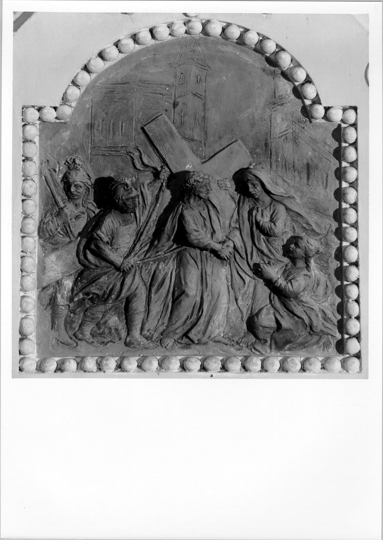 stazione V: Gesù aiutato da Simone il Cireneo a portare la croce (Via Crucis, elemento d'insieme) - bottega marchigiana (sec. XIX)