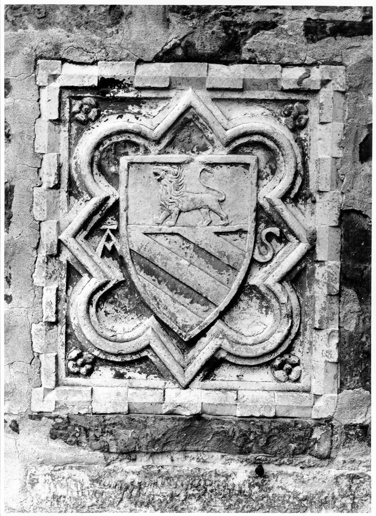 stemma gentilizio della famiglia Paccaroni (decorazione plastica) - bottega marchigiana (sec. XV)