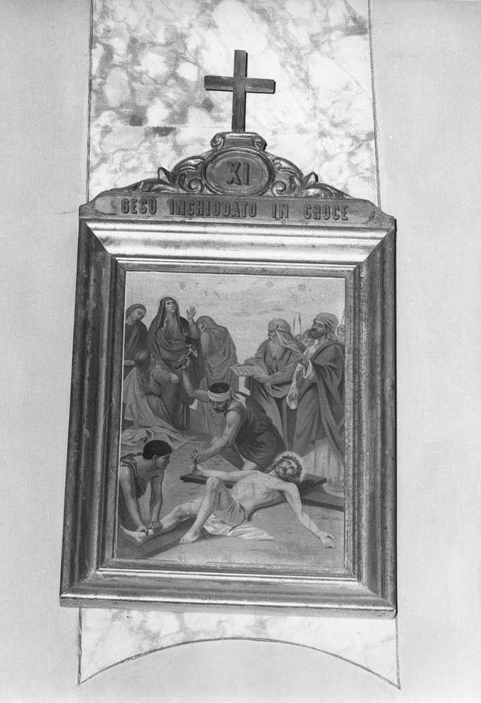 stazione XI: Gesù inchiodato alla croce (stampa, elemento d'insieme) - ambito marchigiano (primo quarto sec. XX)