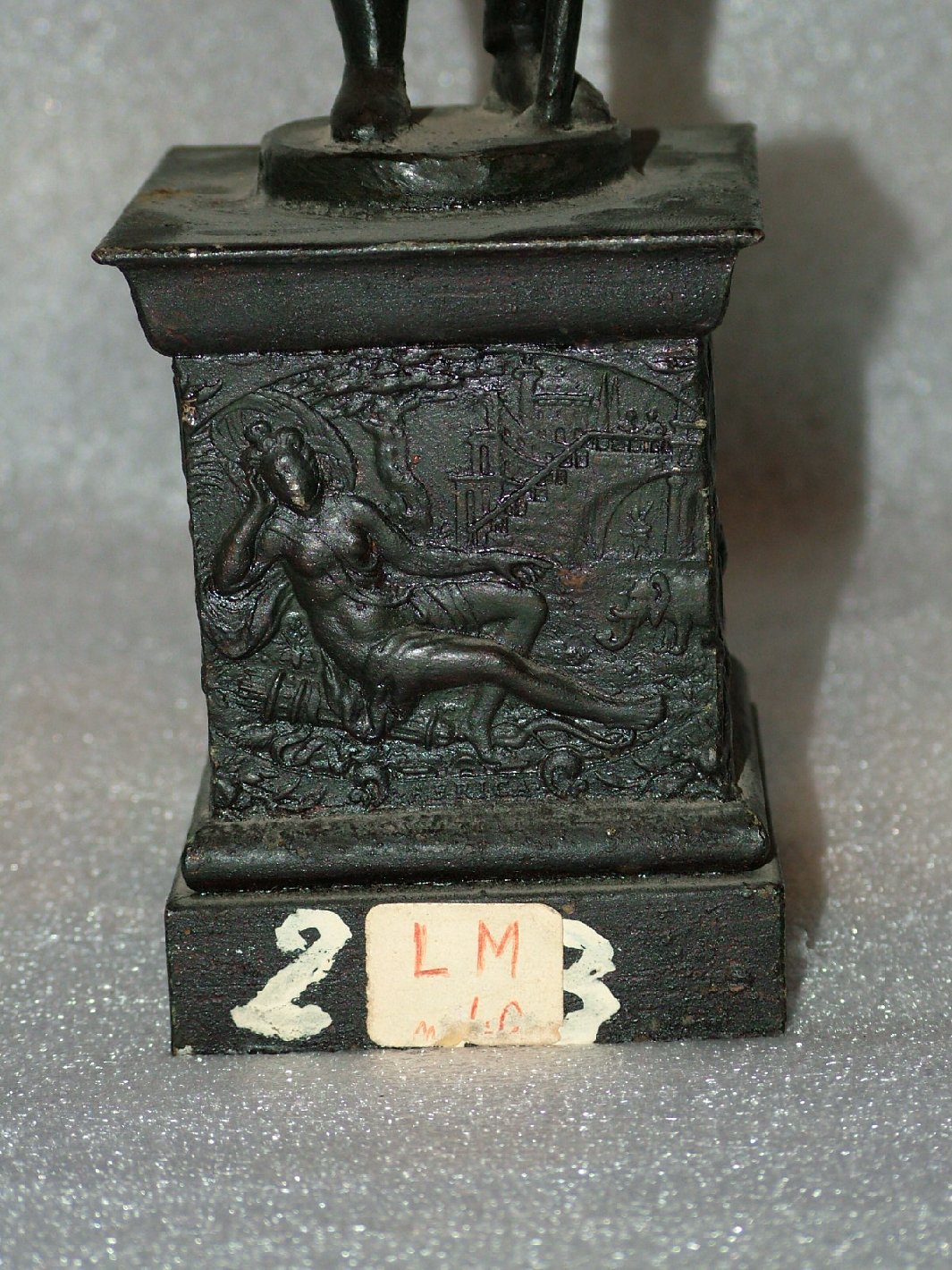 figura femminile (rilievo, elemento d'insieme) - ambito Italia centrale (sec. XVIII)