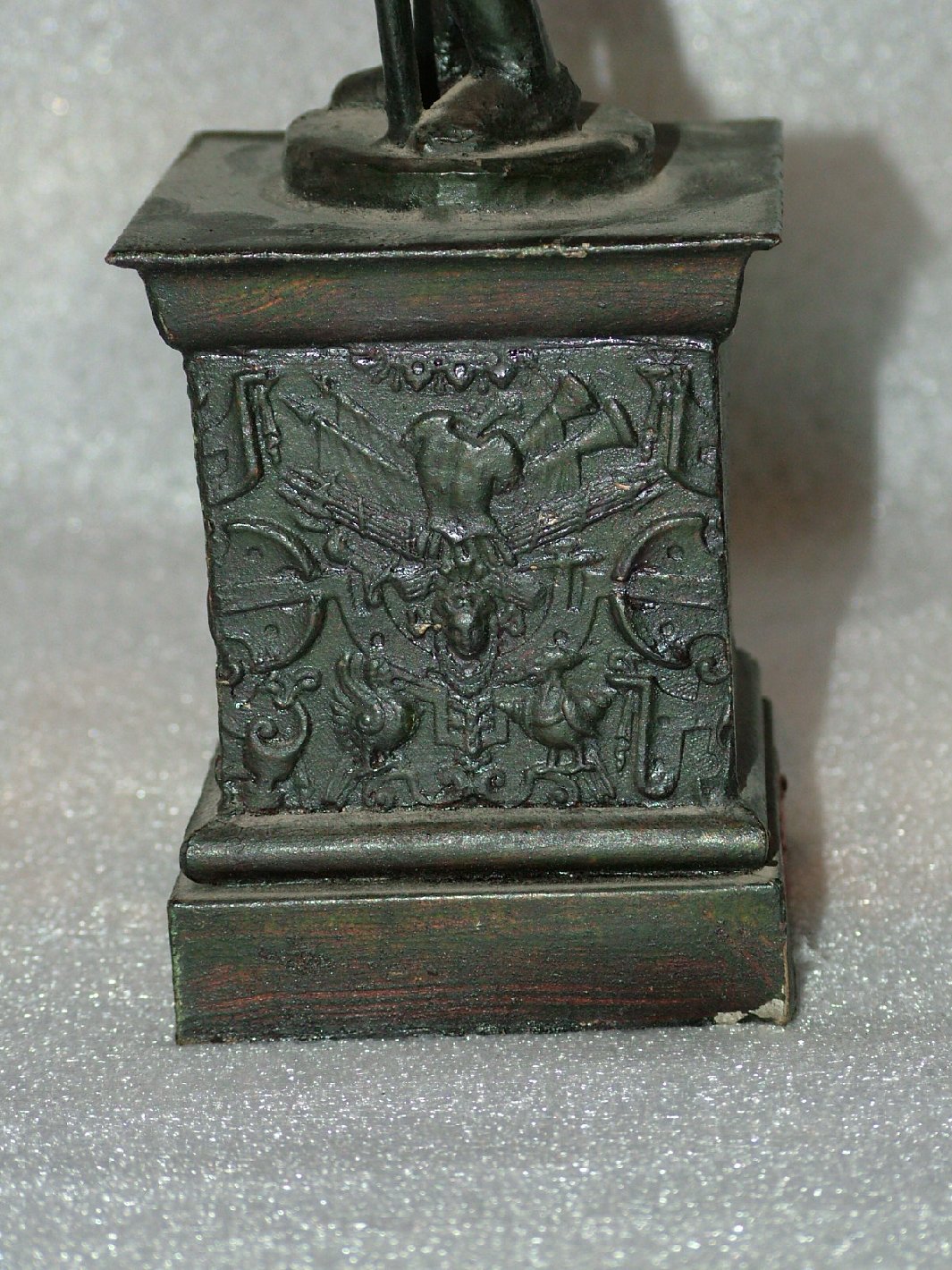 armi e trombe su grottesca (rilievo, elemento d'insieme) - ambito Italia centrale (sec. XVIII)