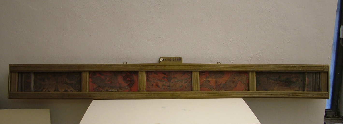 motivi decorativi e figure (fascia ornamentale, elemento d'insieme) - ambito marchigiano, bottega Italia centrale (ultimo quarto sec. XV, sec. XX)