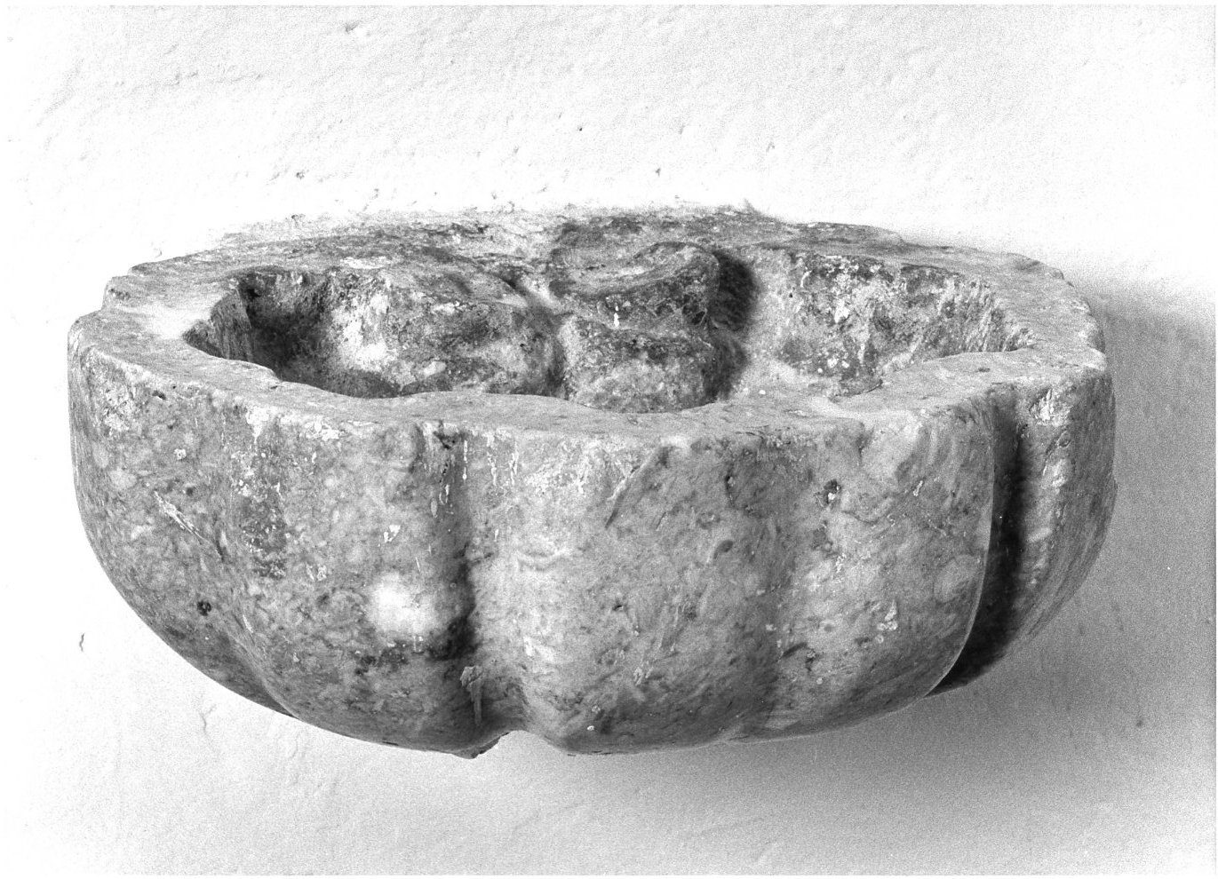 acquasantiera, opera isolata - bottega molisana (metà sec. XVIII)