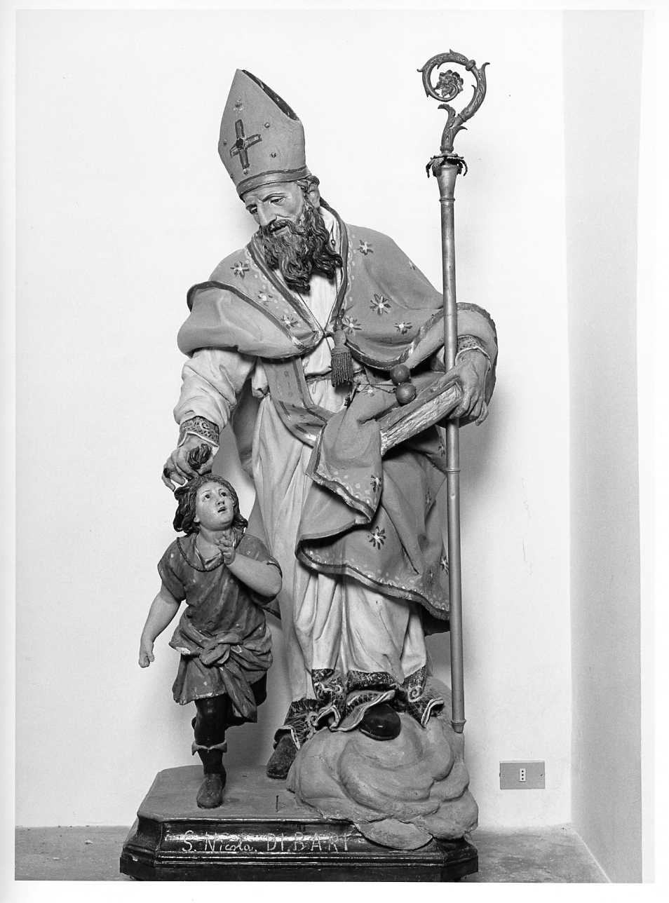 San Nicola di Bari (gruppo scultoreo) di Colombo Giacomo (bottega) (secc. XVII/ XVIII)