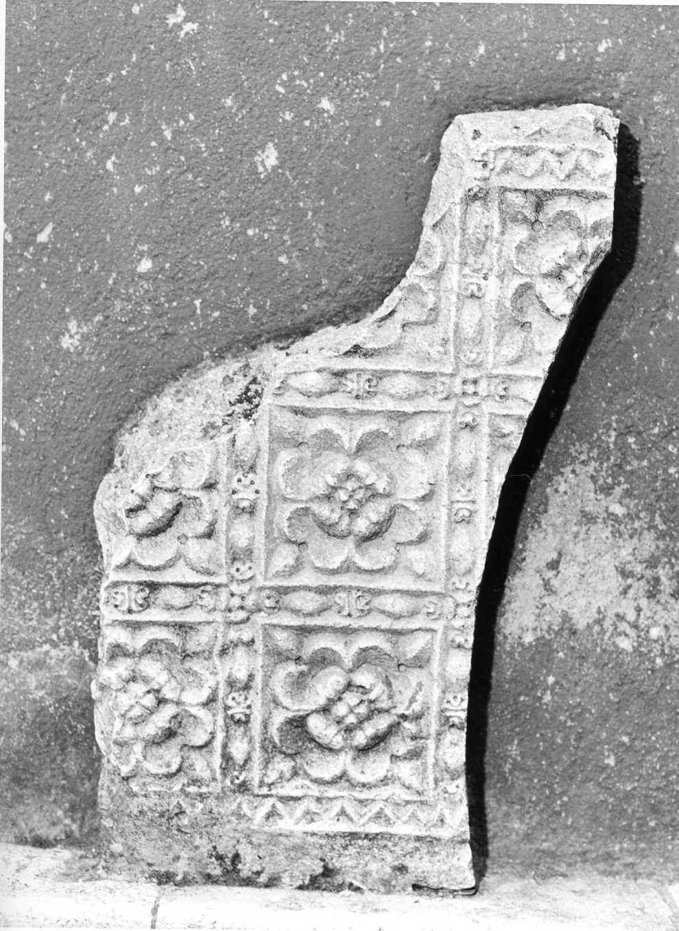 decorazione plastica, frammento - bottega Italia meridionale (secc. XV/ XVI)