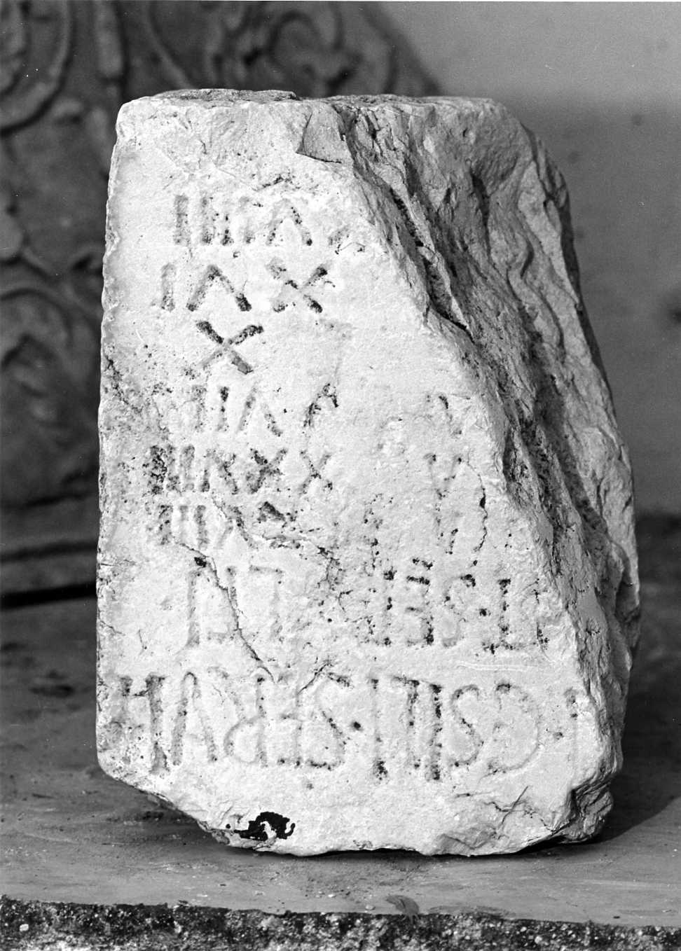 lapide, frammento - bottega Italia meridionale (secc. XVI/ XVII)