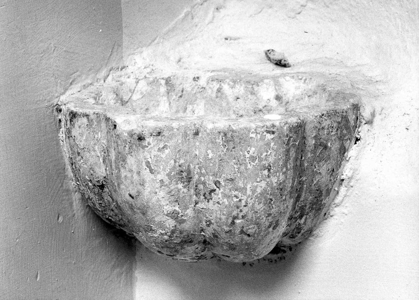 acquasantiera - a conchiglia, opera isolata - bottega Italia meridionale (secc. XVI/ XVIII)