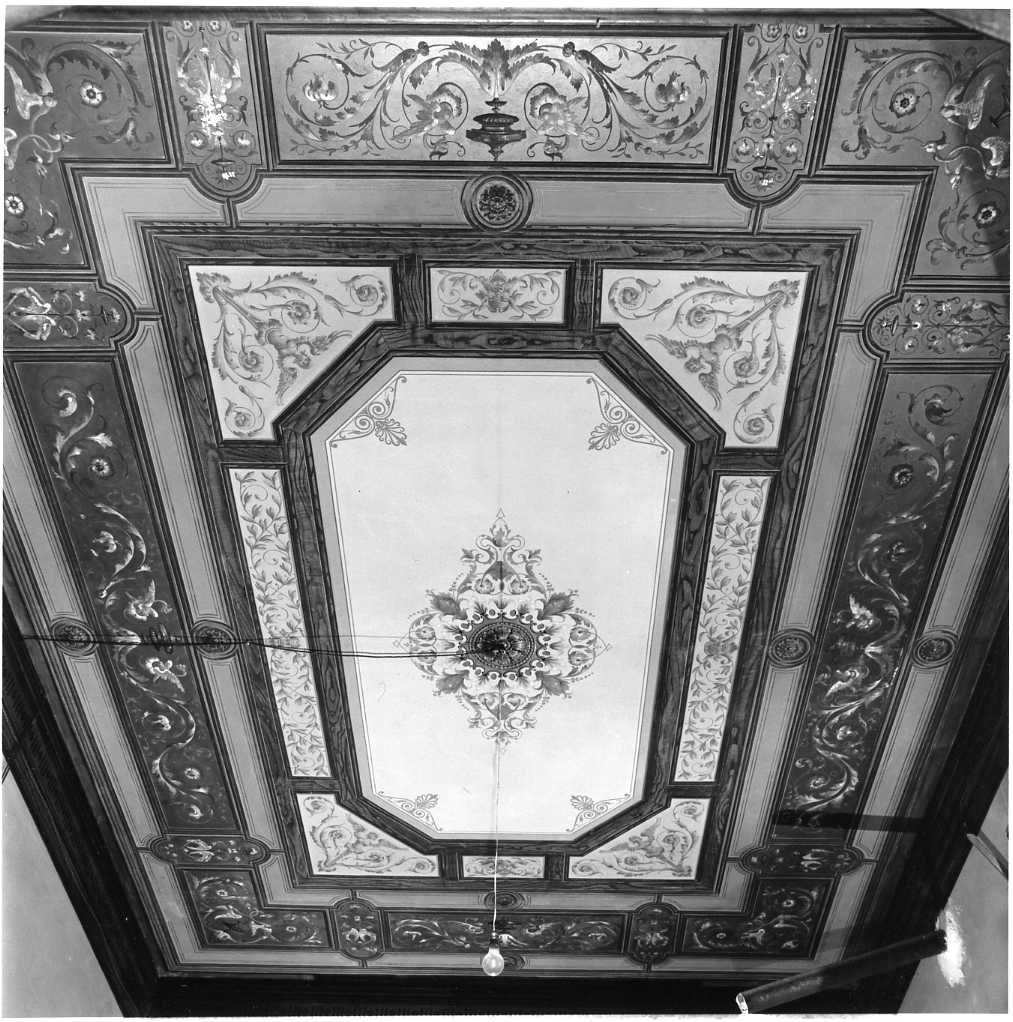 motivi decorativi a grottesche/ motivi decorativi a girali vegetali (soffitto dipinto) - ambito Italia meridionale (primo quarto sec. XX)