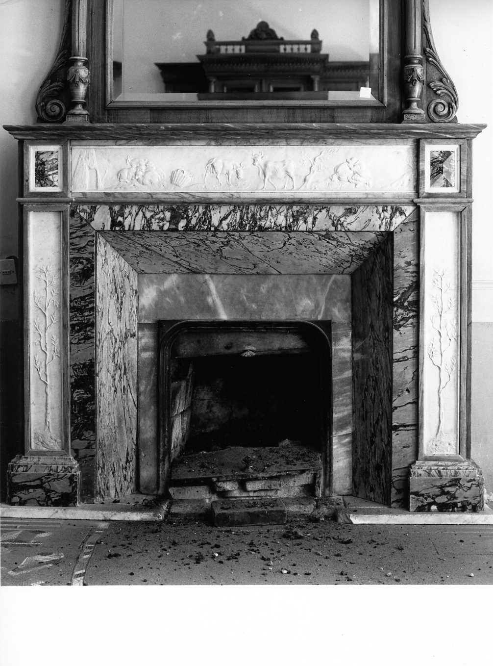 mostra di camino - bottega Italia meridionale (primo quarto sec. XX)