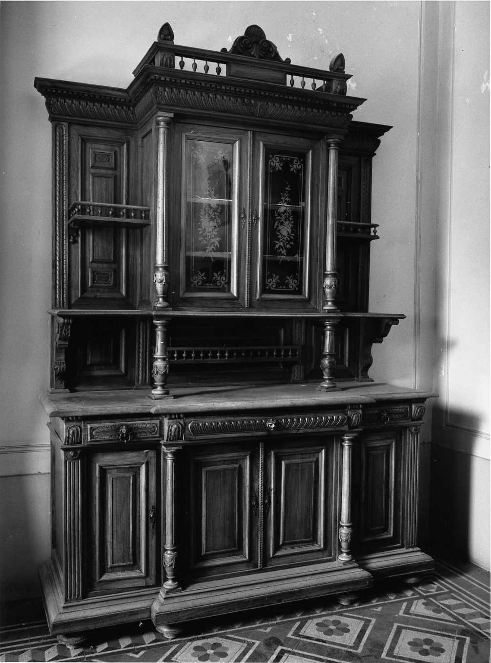 credenza a due corpi - bottega italiana (primo quarto sec. XX)