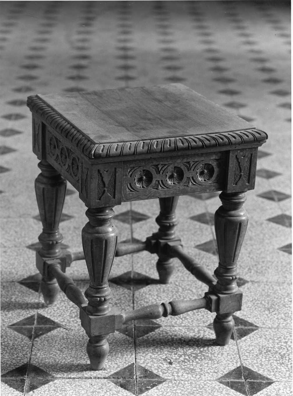 sgabello - bottega italiana (primo quarto sec. XX)