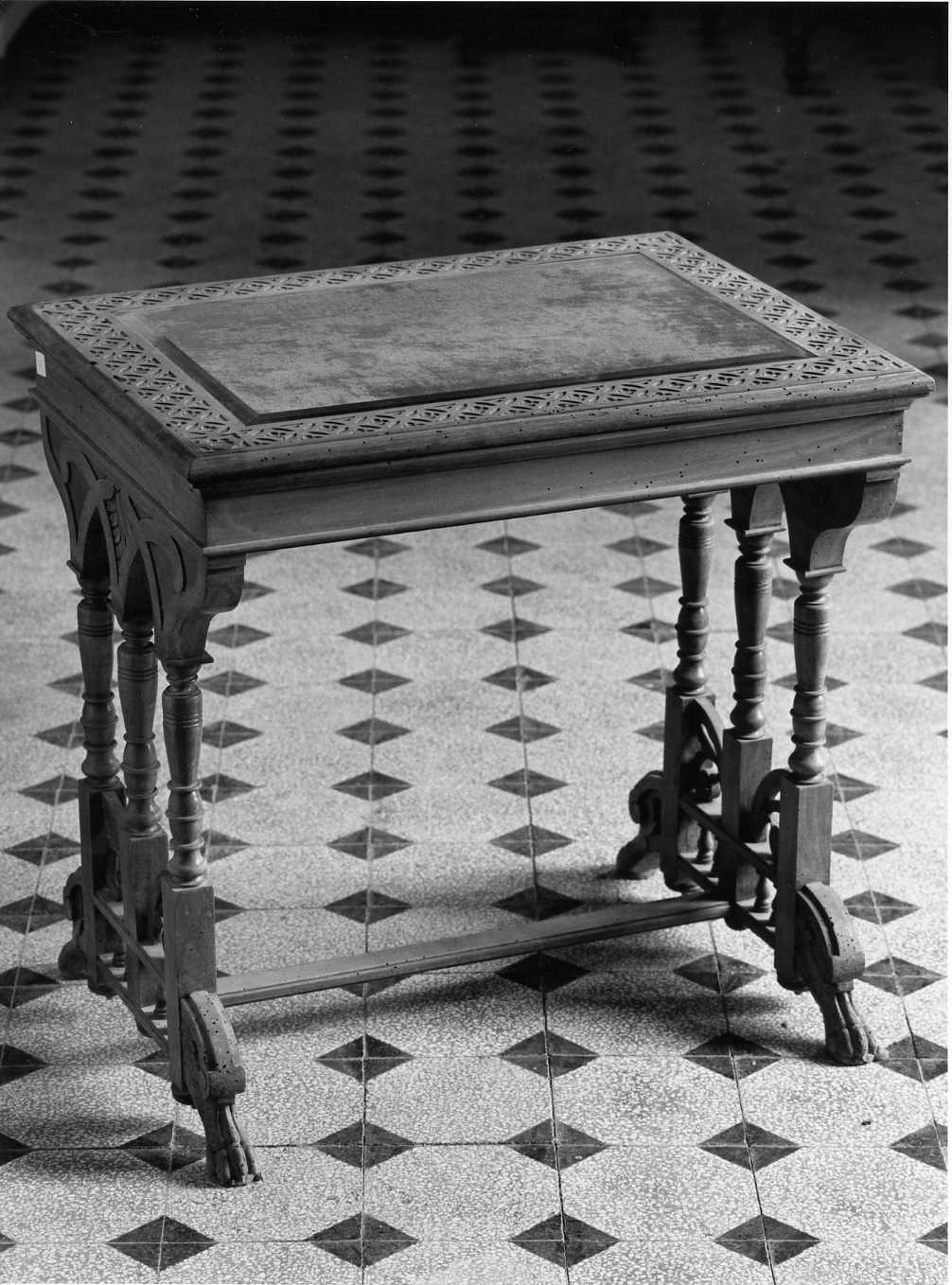 tavolino da gioco - bottega italiana (primo quarto sec. XX)