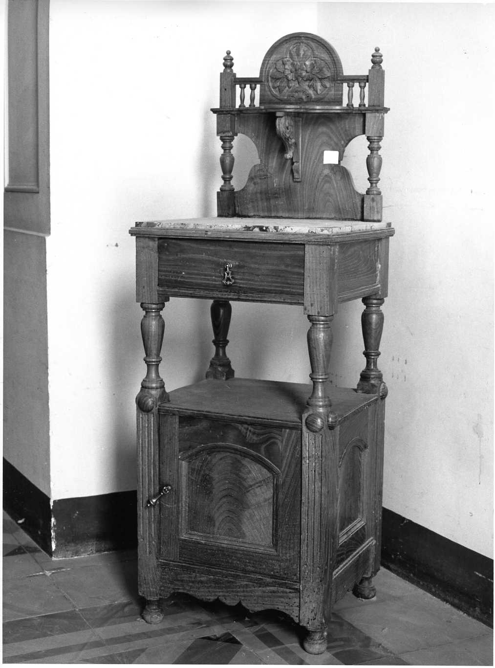 comodino - bottega Italia centro-meridionale (fine/inizio secc. XIX/ XX)